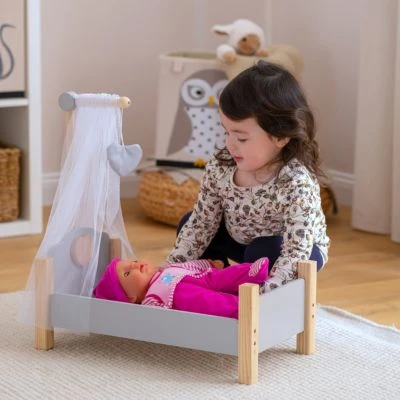 MyToys ORIGINALS Holz Puppenbett, Grau Mit Bettwäsche 4 MyToys ORIGINALS Holz Puppenbett, Grau Mit Bettwäsche – Bild 2