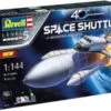 Geschenkset Space Shuttle Mit Raketentriebwerken, Jubiläumsset, Revell Modellbausatz Mit Basiszubehör Im Maßstab 1:144, 97 Teile, 43,7 Cm 2 Geschenkset Space Shuttle Mit Raketentriebwerken, Jubiläumsset, Revell Modellbausatz Mit Basiszubehör Im Maßstab 1:144, 97 Teile, 43,7 Cm -Otto 22050122 01