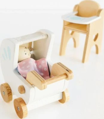 Le Toy Van Babysitter Set + Baby Aus Holz 6 Le Toy Van Babysitter Set + Baby Aus Holz – Bild 4