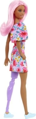 Barbie Fashionistas Puppe Im Schulterfreien Blumenkleid, Pinke Haare, Beinprothese, Für Kinder Von 3 Bis 8 Jahren 7 Barbie Fashionistas Puppe Im Schulterfreien Blumenkleid, Pinke Haare, Beinprothese, Für Kinder Von 3 Bis 8 Jahren – Bild 5