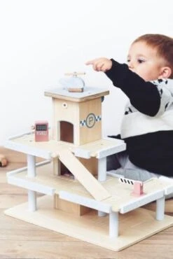 Mamabrum Holzparkplatz Mit 3 Ebenen Und Hubschrauberlandeplatz, Spielgarage Holzgarage Mit 4 Autos 9 Mamabrum Holzparkplatz Mit 3 Ebenen Und Hubschrauberlandeplatz, Spielgarage Holzgarage Mit 4 Autos -Otto 25036920 02