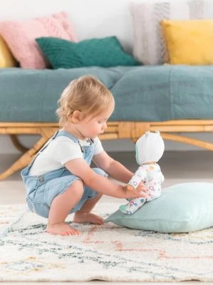 Corolle Mon Doudou Sweetheart / Astronaut / Weichkörperpuppe Mit Kapuze / Namensetikett /Vanilleduft / 30cm / Für Kinder Ab 9 Monaten Geeignet 6 Corolle Mon Doudou Sweetheart / Astronaut / Weichkörperpuppe Mit Kapuze / Namensetikett /Vanilleduft / 30cm / Für Kinder Ab 9 Monaten Geeignet – Bild 4