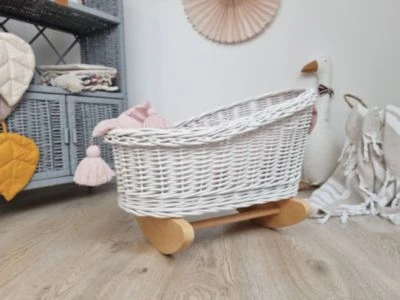TinaForKids Puppenwiege Aus Weiden Mit Bettwäscheset, Puppenbett Weiß/Rosa 4 TinaForKids Puppenwiege Aus Weiden Mit Bettwäscheset, Puppenbett Weiß/Rosa – Bild 2