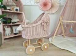 TinaForKids Puppenwagen Mit Bettwäscheset Aus Weiden Und Holz, Altrosa/Natur