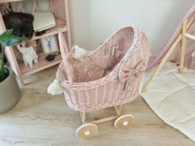 TinaForKids Puppenwagen Mit Bettwäscheset Aus Weiden Und Holz, Altrosa/Natur 4 TinaForKids Puppenwagen Mit Bettwäscheset Aus Weiden Und Holz, Altrosa/Natur – Bild 2