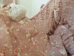 TinaForKids Puppenwagen Mit Bettwäscheset Aus Weiden Und Holz, Altrosa/Natur 8 TinaForKids Puppenwagen Mit Bettwäscheset Aus Weiden Und Holz, Altrosa/Natur -Otto 29721295 03