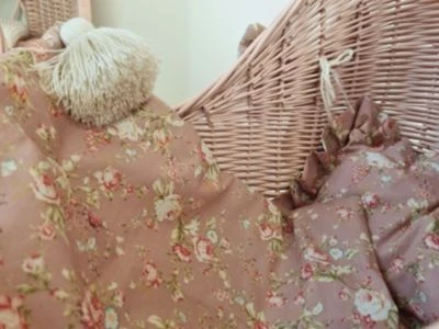 TinaForKids Puppenwagen Mit Bettwäscheset Aus Weiden Und Holz, Altrosa/Natur 5 TinaForKids Puppenwagen Mit Bettwäscheset Aus Weiden Und Holz, Altrosa/Natur – Bild 3