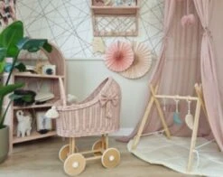 TinaForKids Puppenwagen Mit Bettwäscheset Aus Weiden Und Holz, Altrosa/Natur 9 TinaForKids Puppenwagen Mit Bettwäscheset Aus Weiden Und Holz, Altrosa/Natur -Otto 29721295 04
